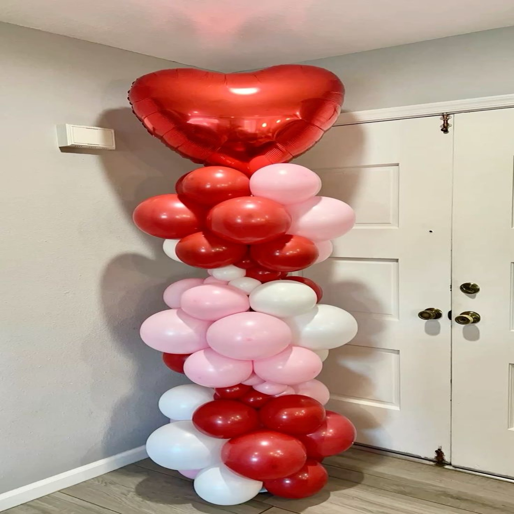 *Classic Romantic Heart-Topped Organic Balloon Pillar