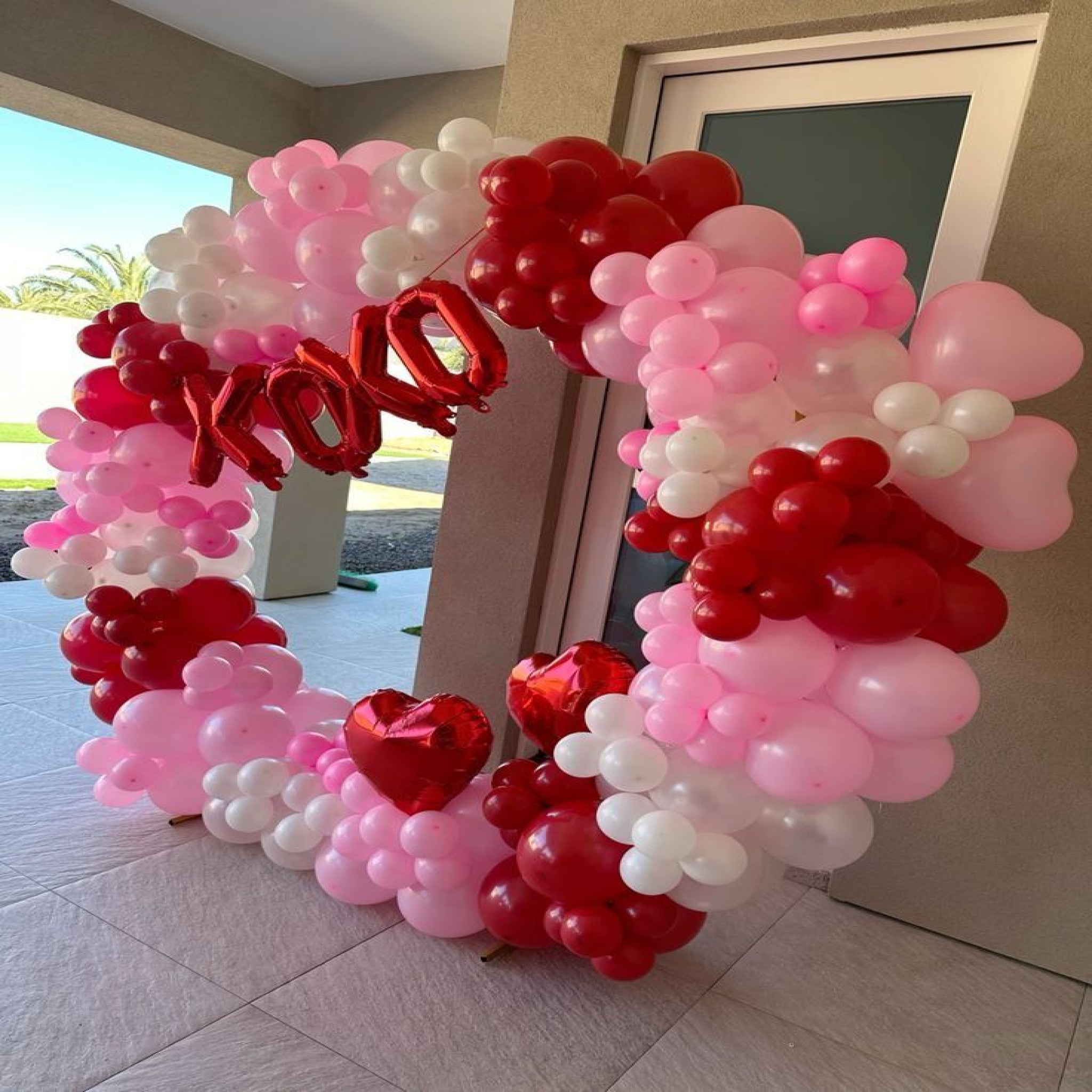 Romantic Full-Ring Balloon Arch Backdrop with Custom Name Lettering